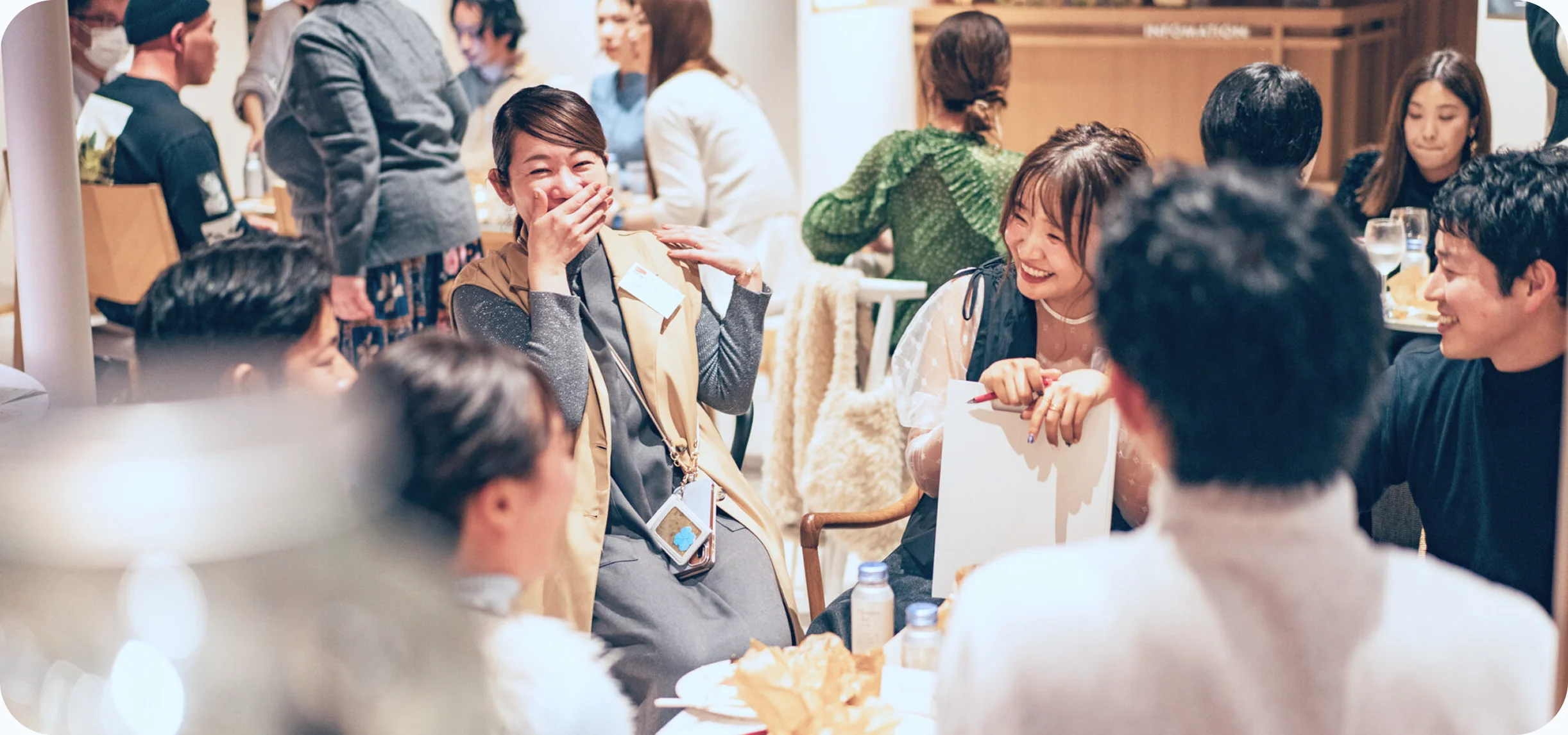 イベントで語り合う参加者たち