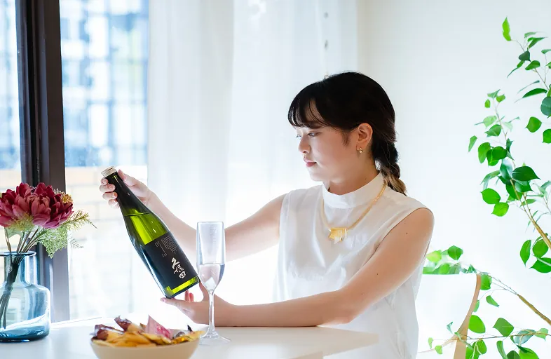 日本酒を注ぐメンバー