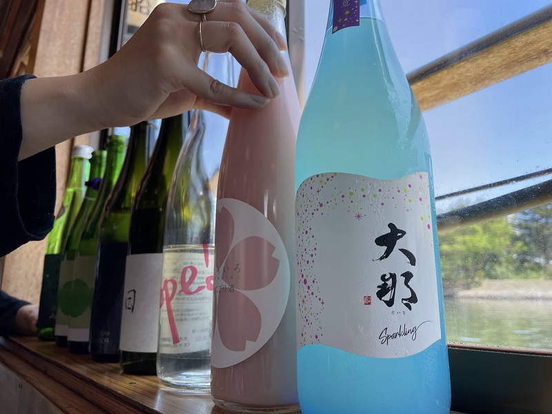 100人記念イベント　持ち込み日本酒を並べるシーン