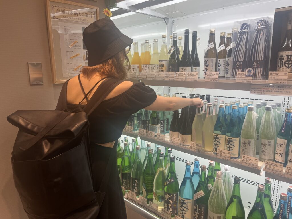 日本酒を選ぶ場面