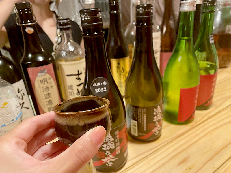 4種類の日本酒を飲み比べている様子
