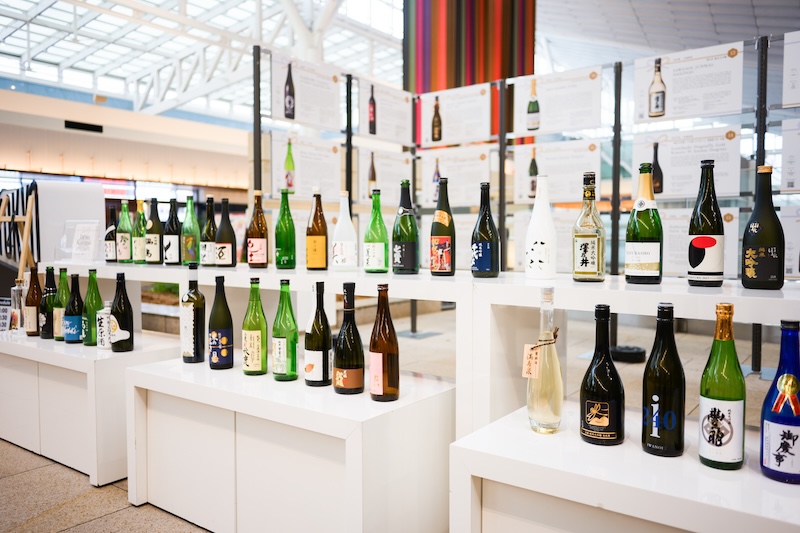 羽田空港国際ロビーに並ぶ日本酒の瓶