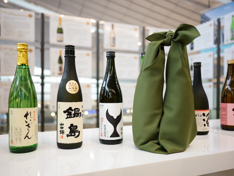 日本酒の瓶と、風呂敷に包んだ日本酒