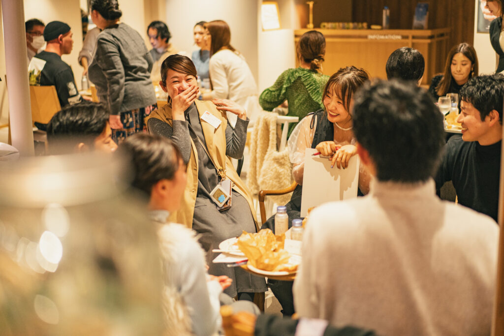 はなや香イベントで談笑する参加者たち