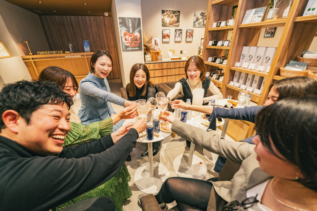 はなや香イベントで乾杯する参加者