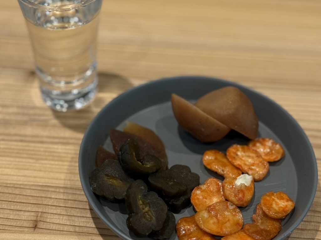 提供されたおつまみ3種。『奈良漬』、『ころ煮』、『うに豆』