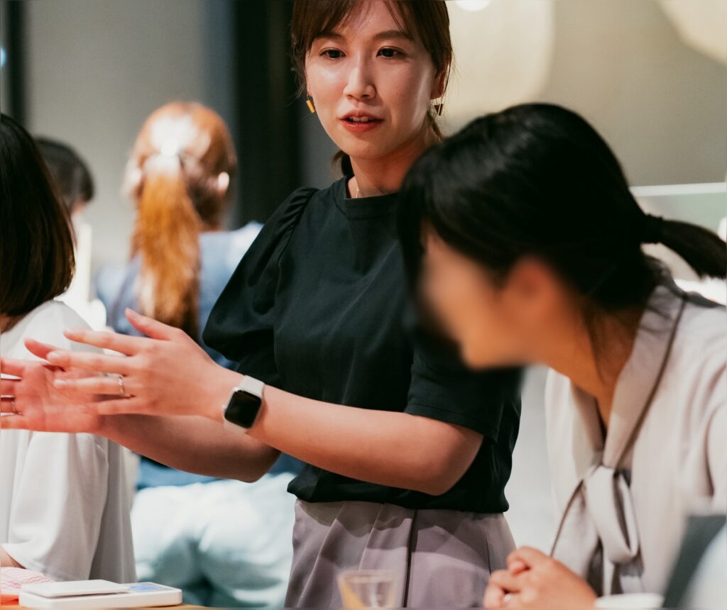 お客さんに説明する石川奈津紀さん。