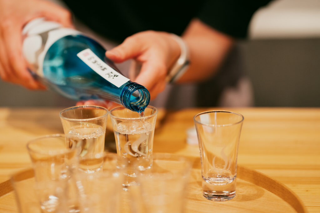 お酒を注ぐ様子。