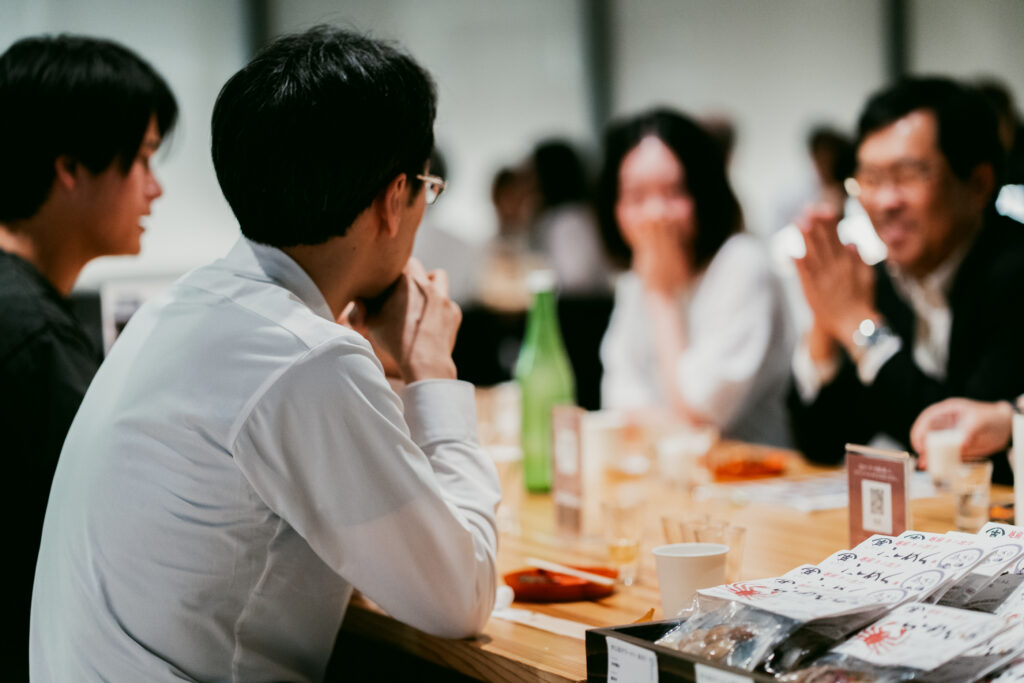 お客さん同士でお酒や福井の話が盛り上がる様子。