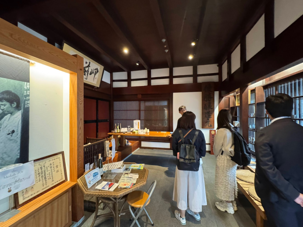 田辺酒造代表取締役の田邊啓朗さんと酒小町メンバー