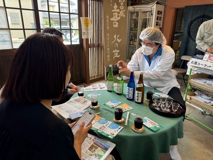 舟木酒造で試飲する酒小町メンバー