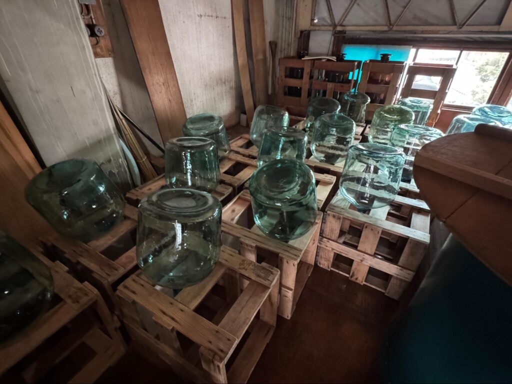 舟木酒造の酒蔵内にある昔ながらの一斗瓶