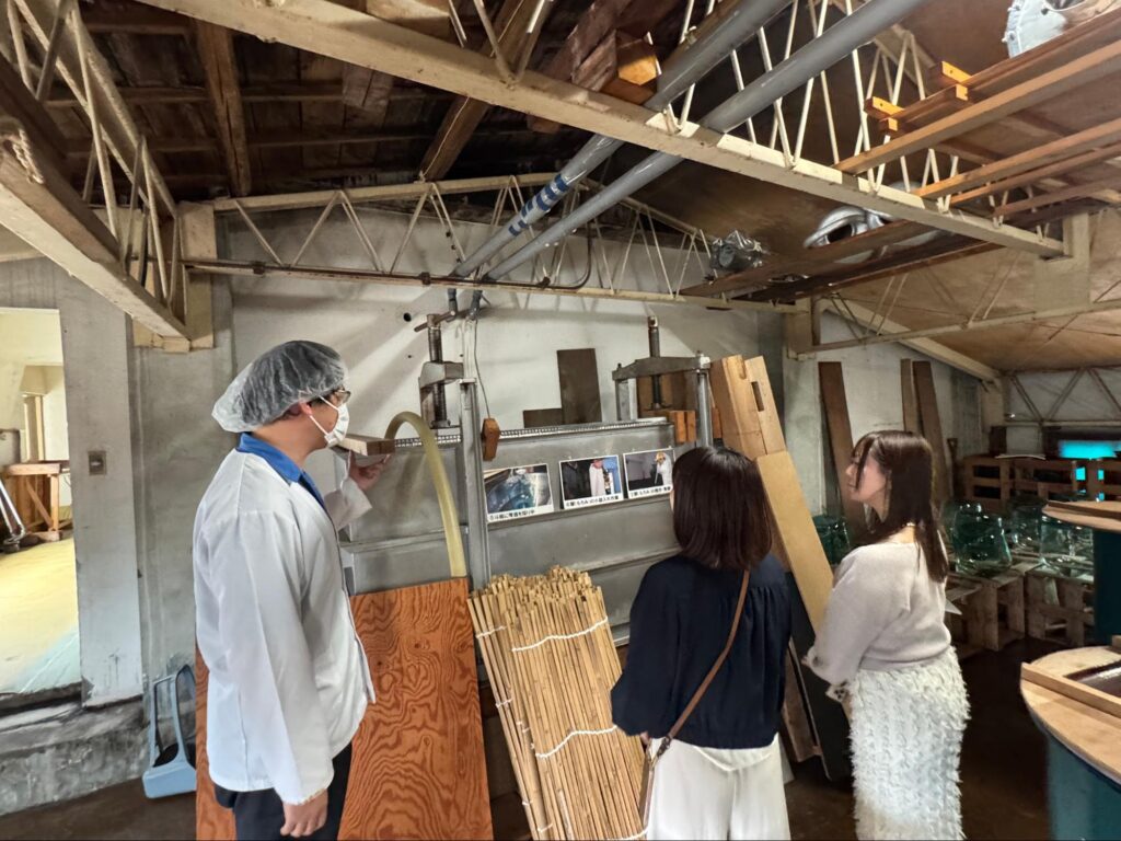 蔵の中を案内してくれる舟木崇さん、2枚目