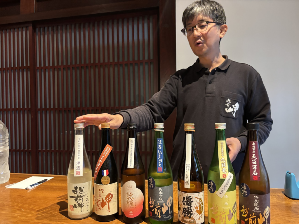 田辺酒造の各銘柄について説明する田邊啓朗さん