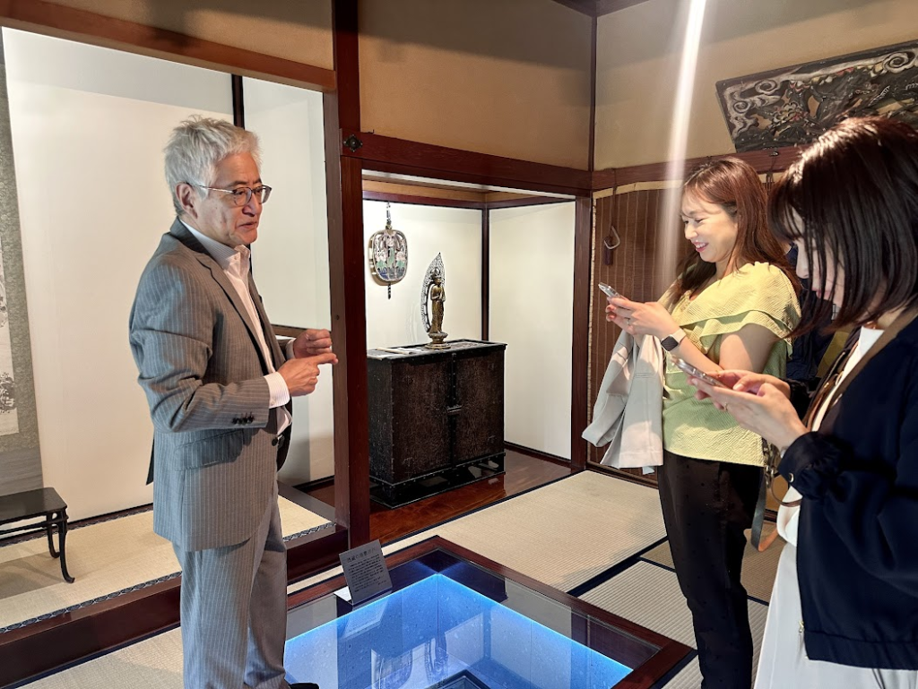 南部酒造場・営業の山形幸寛さんと酒小町メンバー