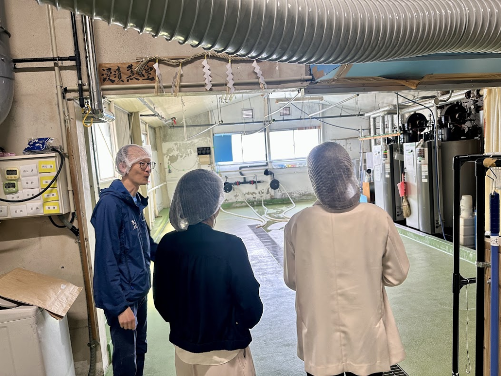 蔵の中を案内する、南部酒造場・営業の山形幸寛さん