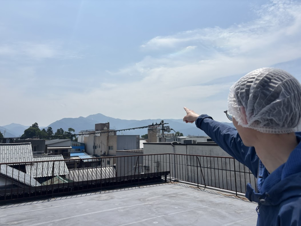 南部酒造場の建物から見える山々（百名山荒島岳　奥に見えるのが白山）