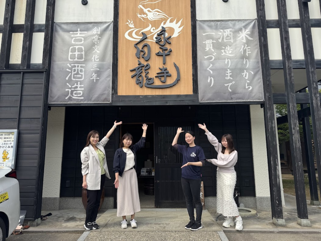 吉田酒造・取締役営業部長の吉田祥子さんと酒小町メンバー