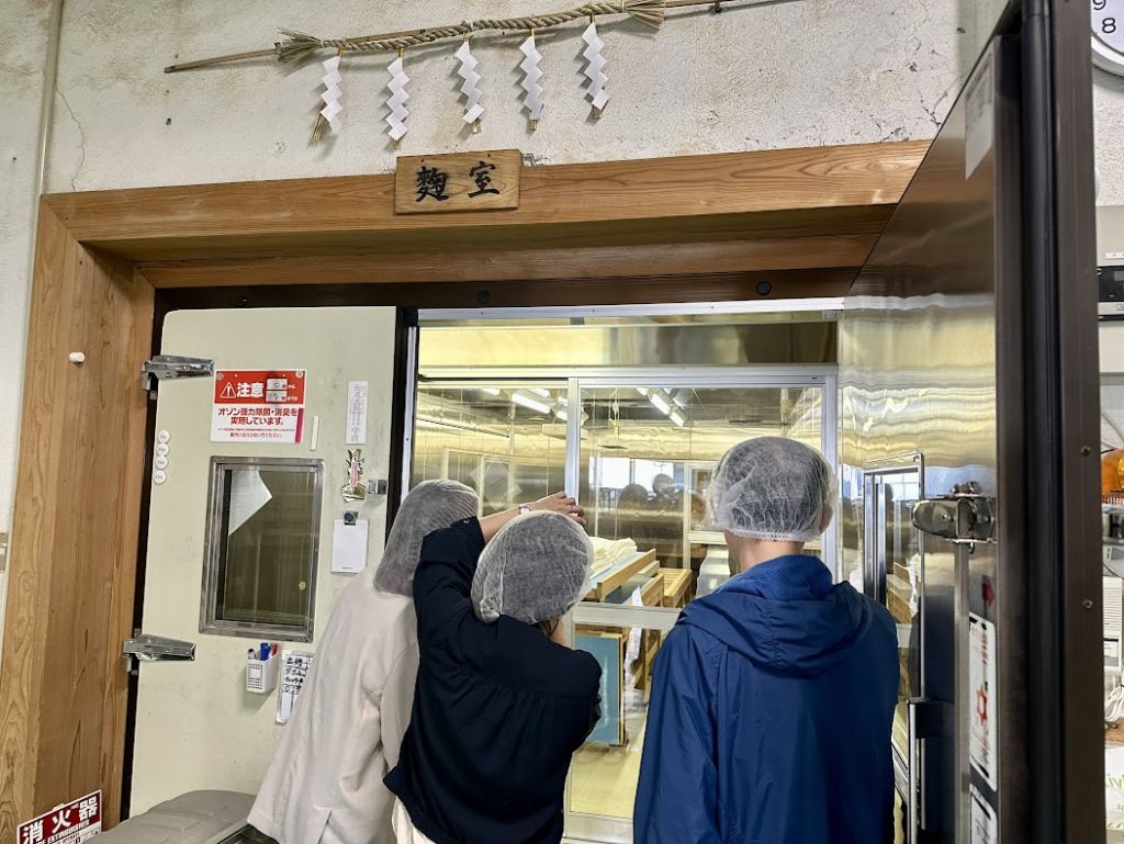 麹室を案内する、南部酒造場・営業の山形幸寛さん