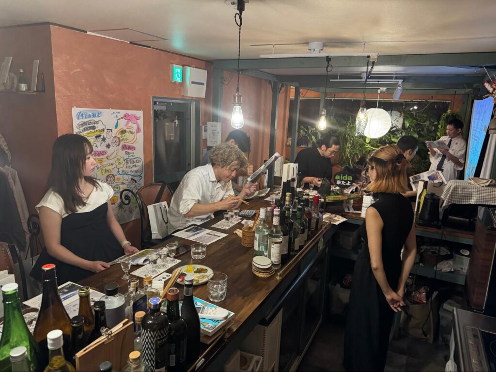 コミュニティカフェバー 間-aida-で獺祭を呑む、イベント参加者