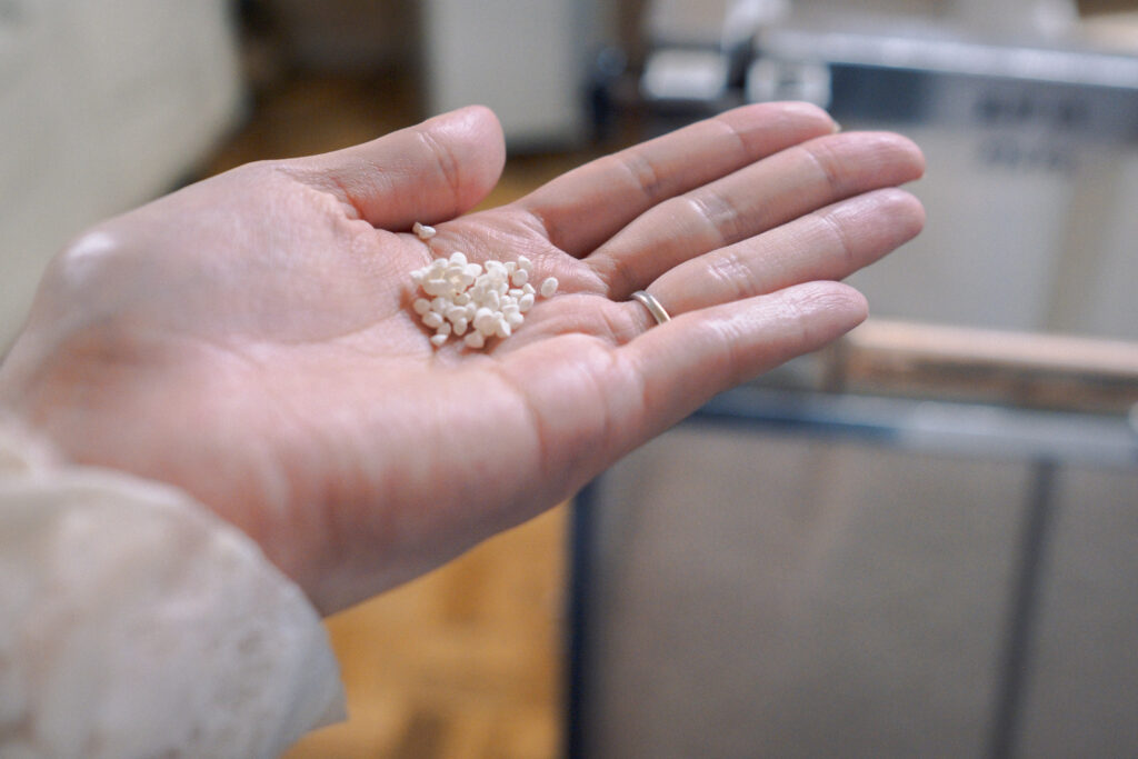 手のひらに乗せた麹米