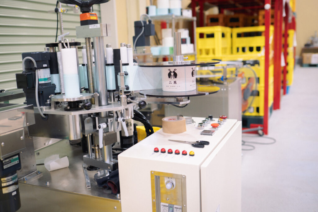 二兎のラベルを印刷する機械