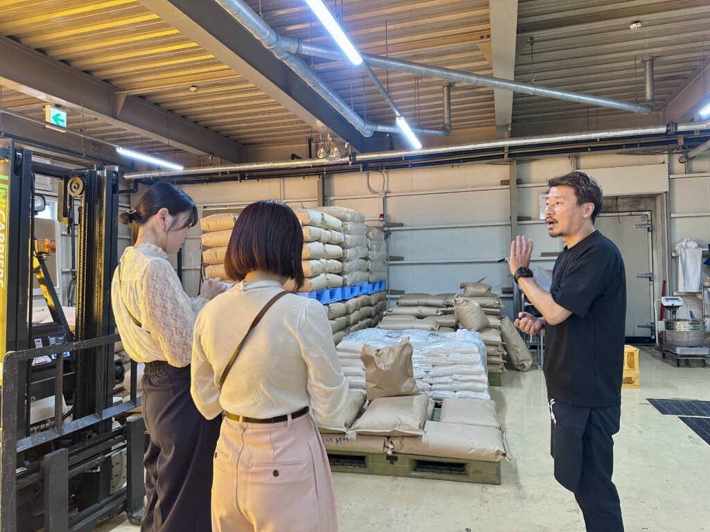 日本酒に使われるお米の説明を聞く参加者