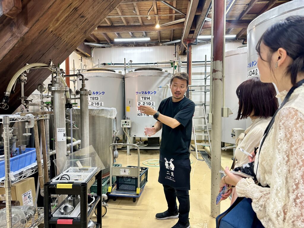 出荷までの品質管理についての説明を聞く参加者