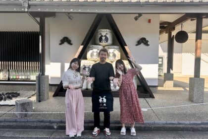 丸石醸造の前で片部さんと集合写真