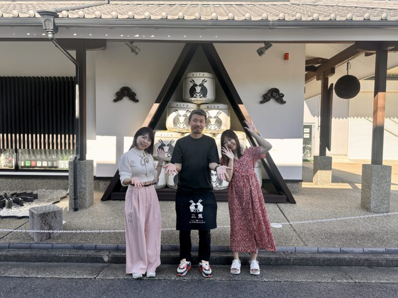 丸石醸造の前で片部さんと集合写真