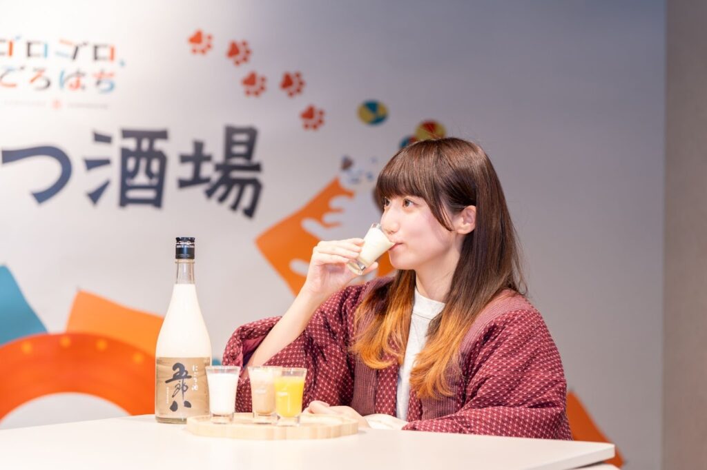 五郎八カクテルを試飲する酒村ゆっけ、さん