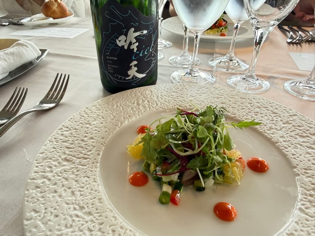 藁でスモークしたカツオと小さな彩り野菜